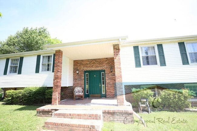 Building Photo - Beautifully renovated 4-bedroom 3 bath hom...
