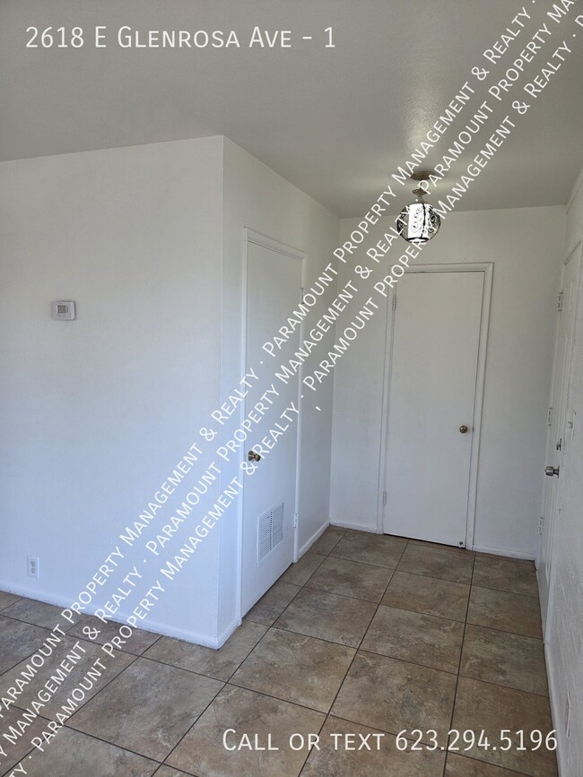 Building Photo - 2618 E Glenrosa Ave