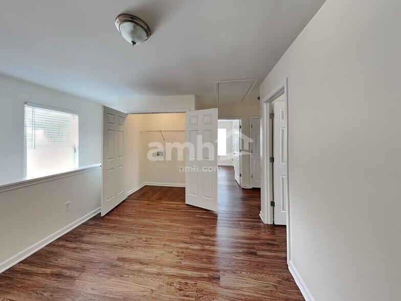 Building Photo - 2425 Valley Creek Dr