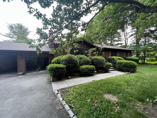 Building Photo - 1040 Daniels Farm Rd