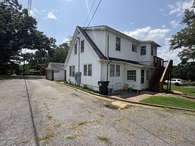 Building Photo - 142 Grove Ave