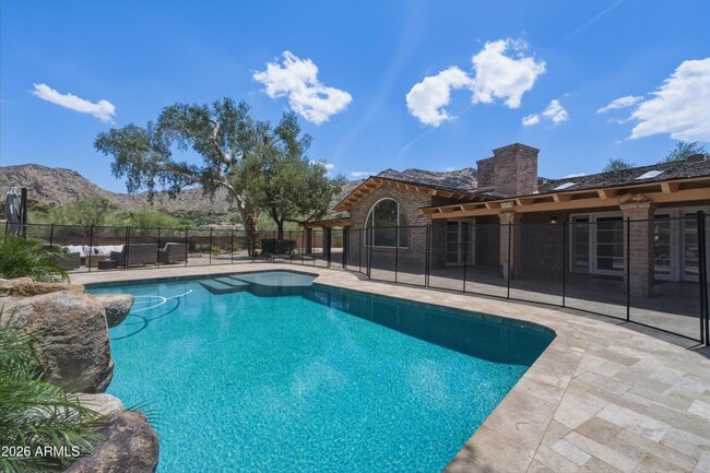 Building Photo - 5136 E Roadrunner Rd