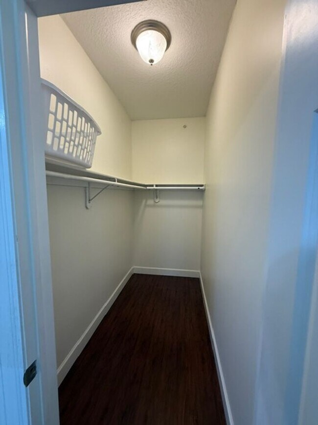 Building Photo - 135 E Prairie Ave