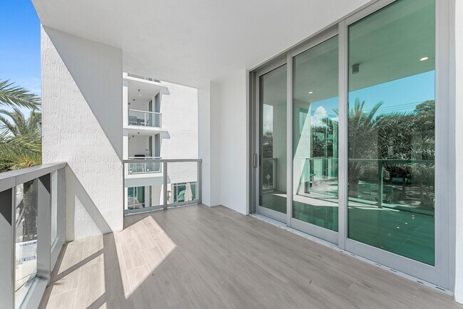 Building Photo - 485 E Royal Palm Rd