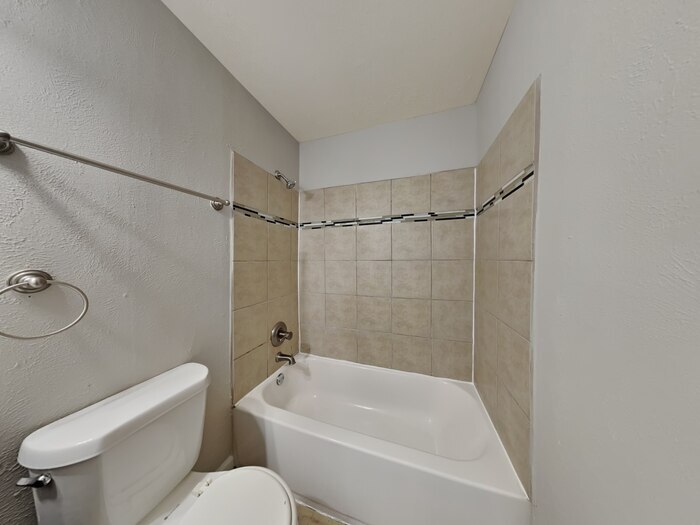 Building Photo - 1628 Canterbury Cir