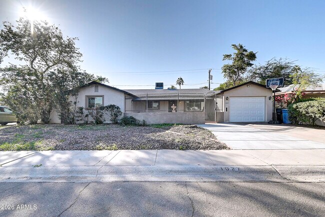 Building Photo - 1027 W 19th St