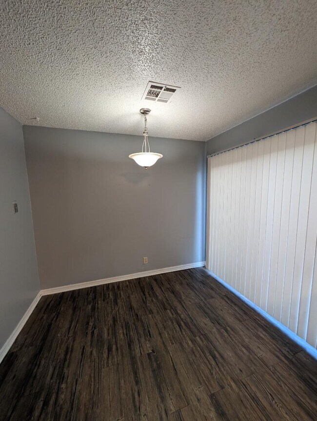 Building Photo - 122 Crystal Cir