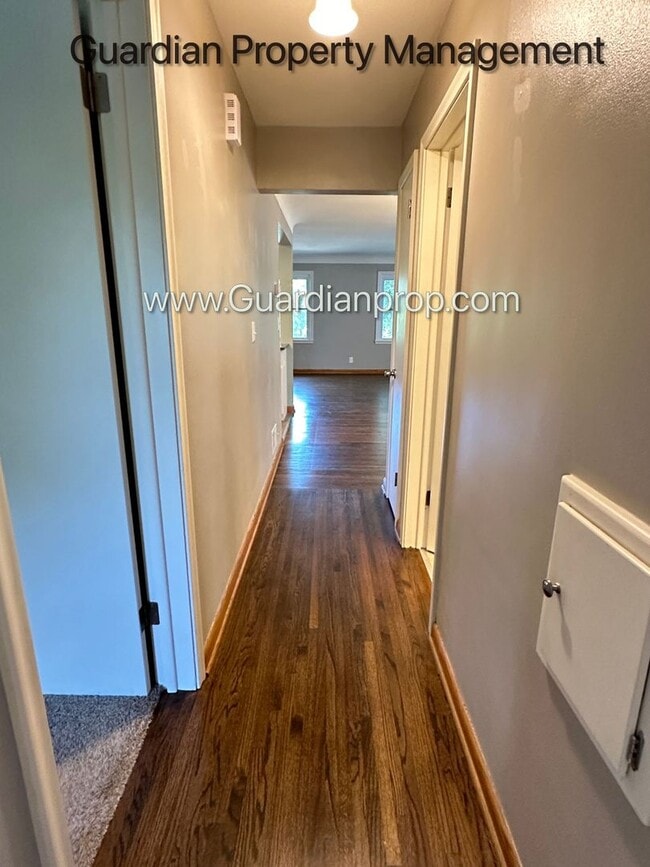 Building Photo - Linden Hills Upper Level  Duplex, Fenced Yard, 1 Car Garage, Dishwasher, Storage, Laundry