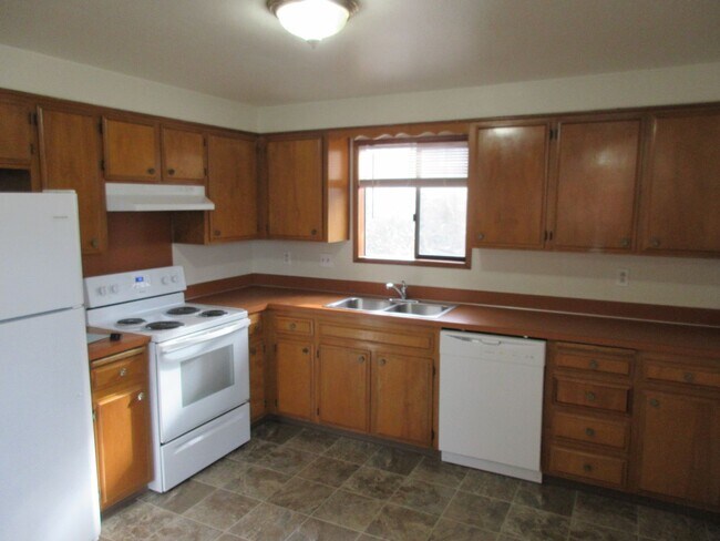 Building Photo - Large Two Bedroom w/ Garage