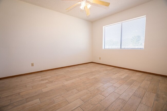 Building Photo - Large Home in Quiet Area, 3 Bedroom, 2 Bat...