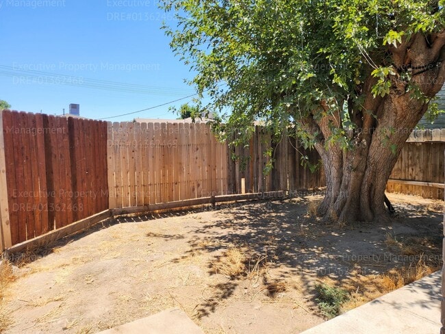 Building Photo - 1 bedroom 1 bathroom  back house with a pr...
