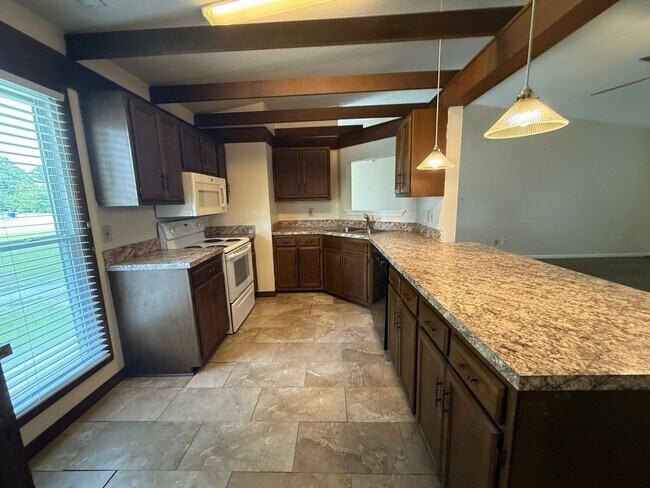 Building Photo - 3 bedroom, 2 bath House