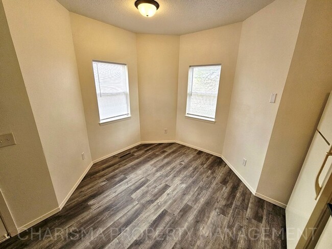 Building Photo - Cozy Two-Bedroom Apartment – Great Locatio...