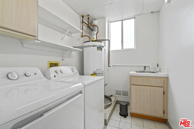 Building Photo - 1325 Arizona Ave