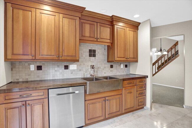 Building Photo - Indian Creek 2 Bedroom, 2 Bathroom Townhom...