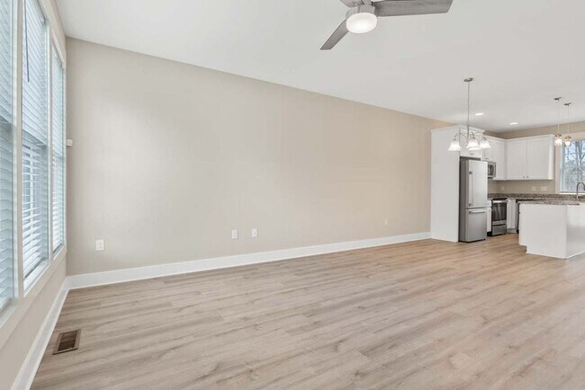 Building Photo - MUST SEE! 2 Bed / 2 Bath End Unit in Raleigh