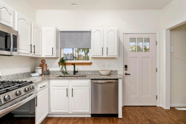 Building Photo - Elegant 3 Bed / 1.5 Bath Renovated Home in...