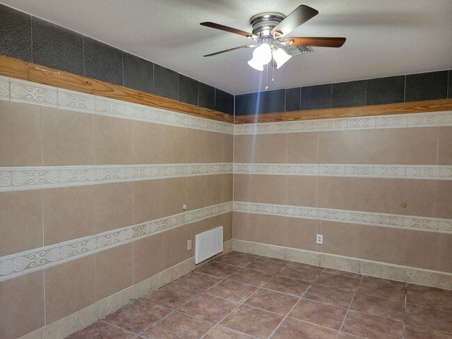 Building Photo - Convenient to interstate & shopping!