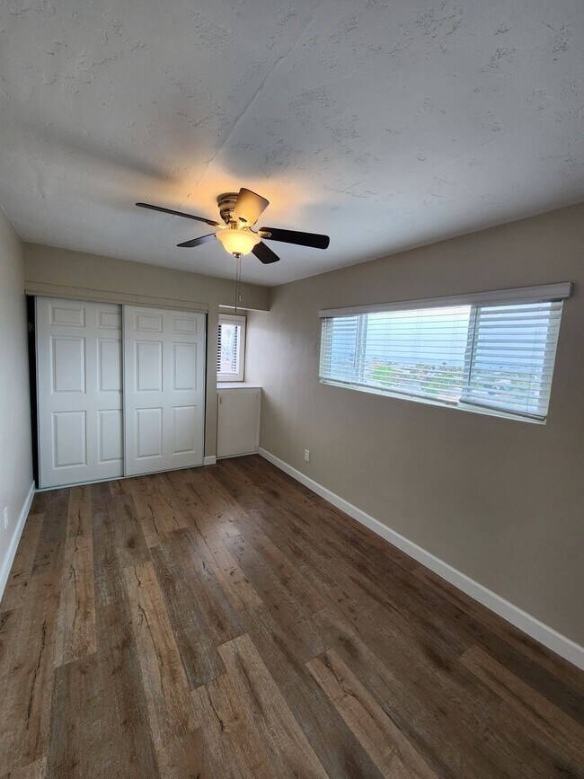 Building Photo - Upper Unit with Ocean View In OB - Complet...