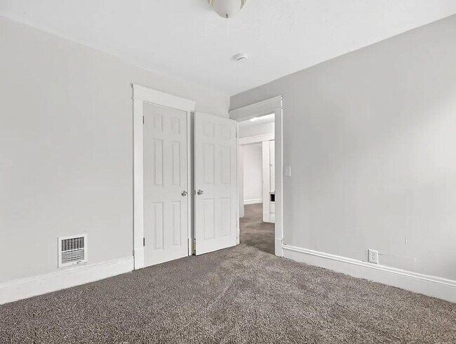 Building Photo - Spacious 5-bedroom, 2-bath single-family home
