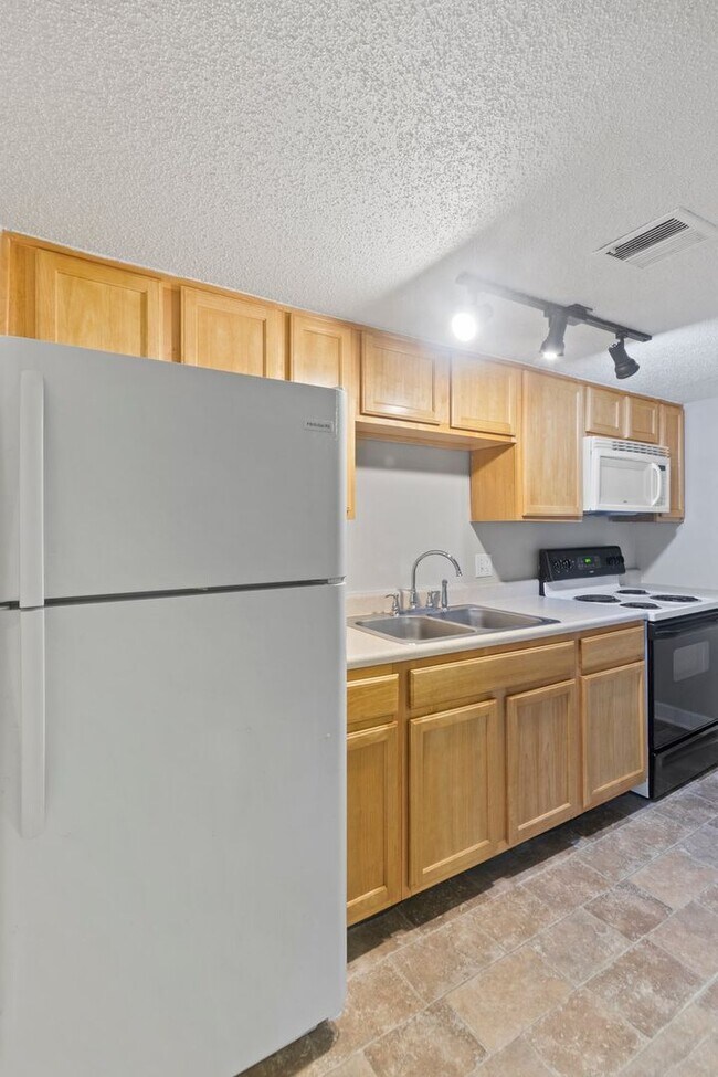 Building Photo - 3609 Balsam Ave