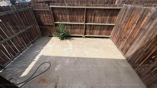 Building Photo - 2 bedroom 1.5 bathroom townhome (Move In Special Available OAC)