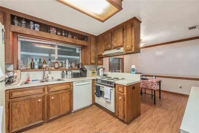 Building Photo - 1203 Hardwood Ln