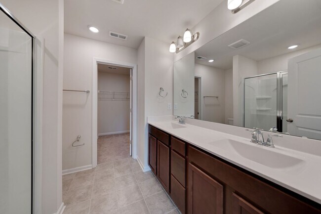 Building Photo - Available Early August! 4 Bed, 3.5 Ba in W...