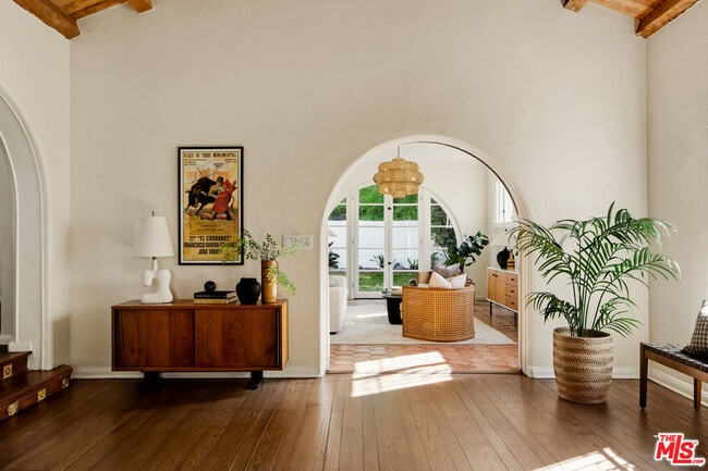 Building Photo - 1518 N Beverly Dr