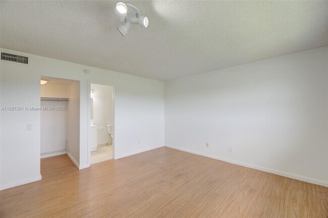 Building Photo - 2471 SW 82nd Ave