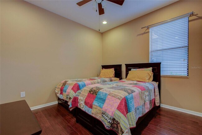 Building Photo - 1122 Oakcrest Dr
