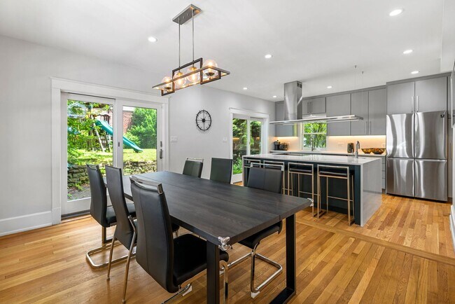 Building Photo - *Beautifully Updated & Spacious 4BD/3.5BA ...