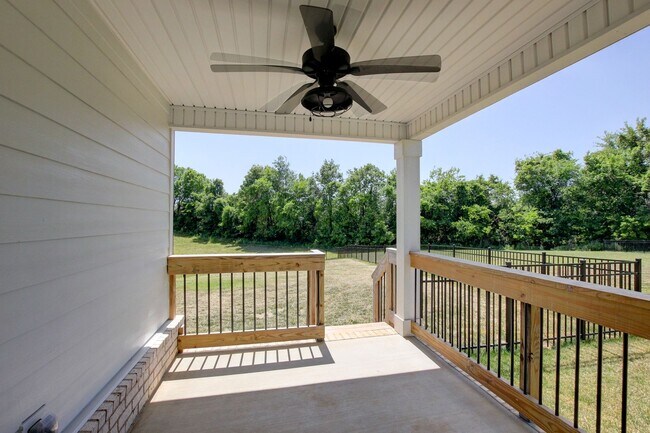 Building Photo - Fresh and Clean 3 bed/2 bath minutes from Exit 8.  Show Stopper!