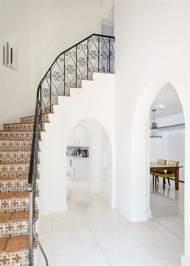 Building Photo - 5835 La Gorce Dr