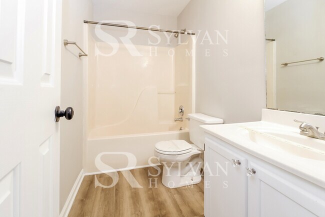 Building Photo - 520 Country Garden Dr