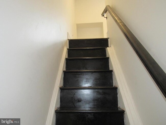 Building Photo - 708 Oak Ln