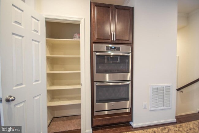 Building Photo - 8024 Cayzer Ln