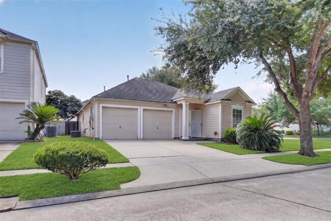 Building Photo - 12835 Wisteria Park Dr