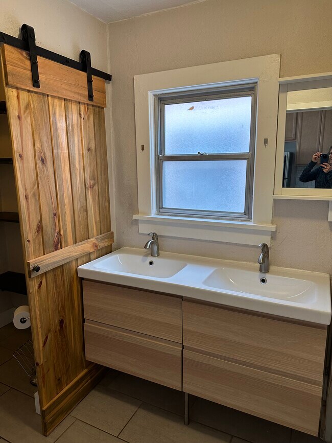 Bathroom double sinks - 3628 Mariposa St