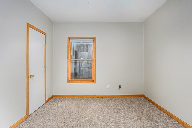Building Photo - West Lovell 2-Bed/1-Bath upstairs apartmen...