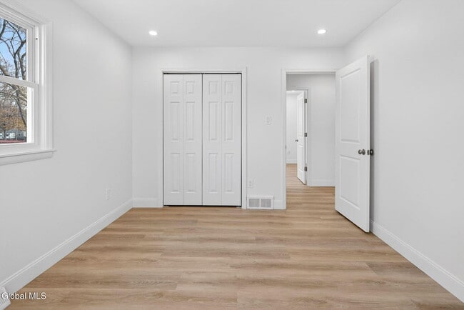 Building Photo - 10 Derry Ln