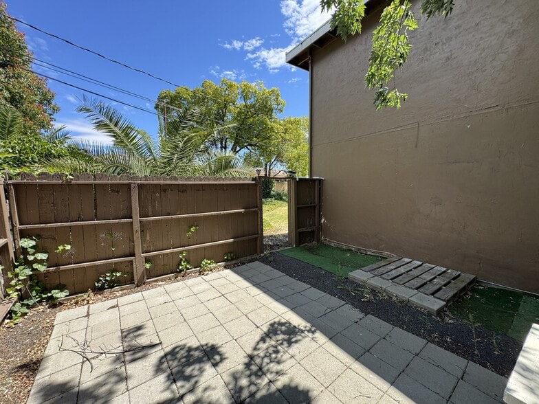 Building Photo - 1712 Arthur Ct