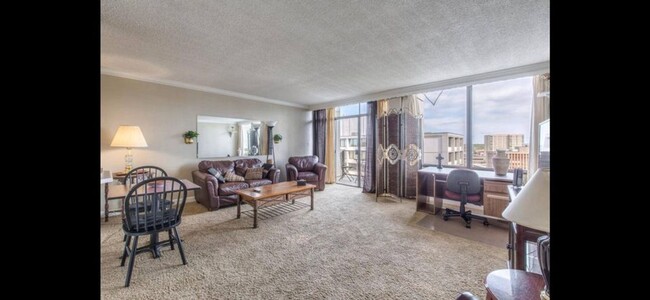 Building Photo - Top Floor 1 Bed High-Rise Condo! Parking I...