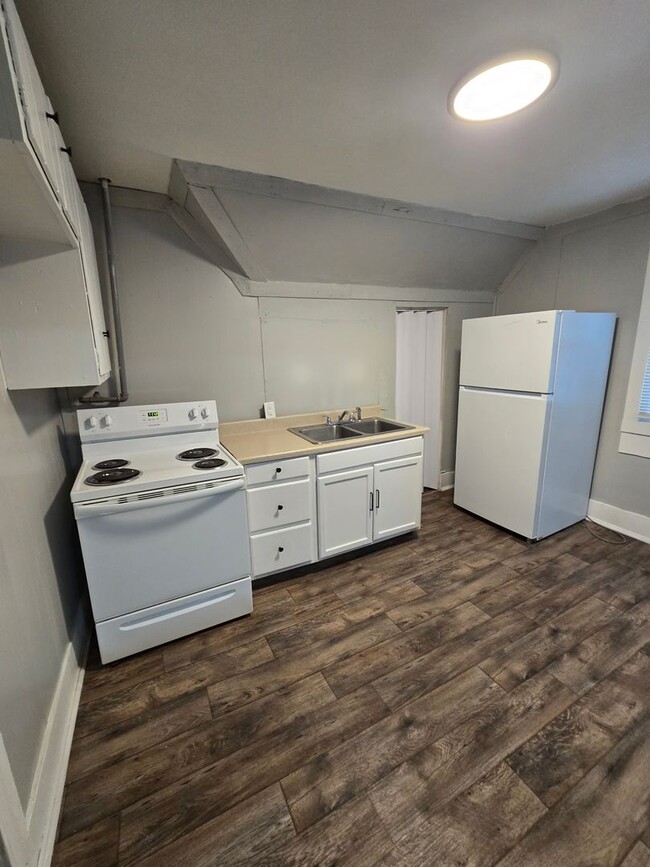 Building Photo - Three Bedroom Apartment Located in Anderso...