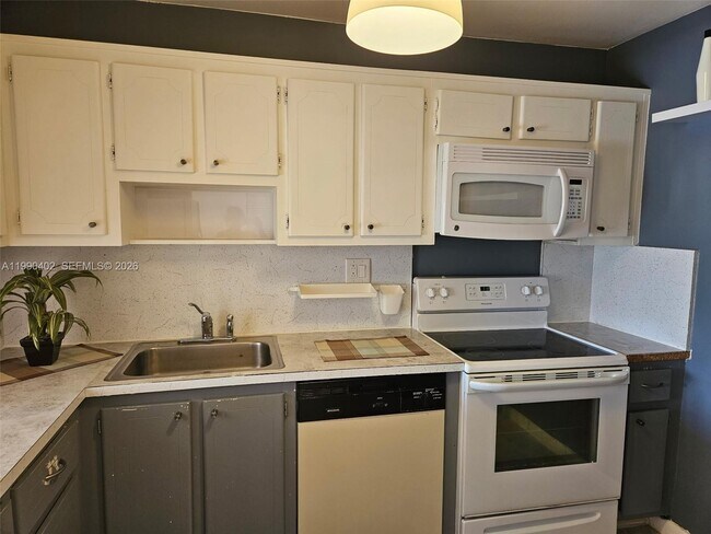 Building Photo - 2200 E Hallandale Beach Blvd