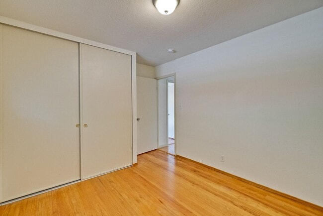 Building Photo - 1109 White Cliff Dr