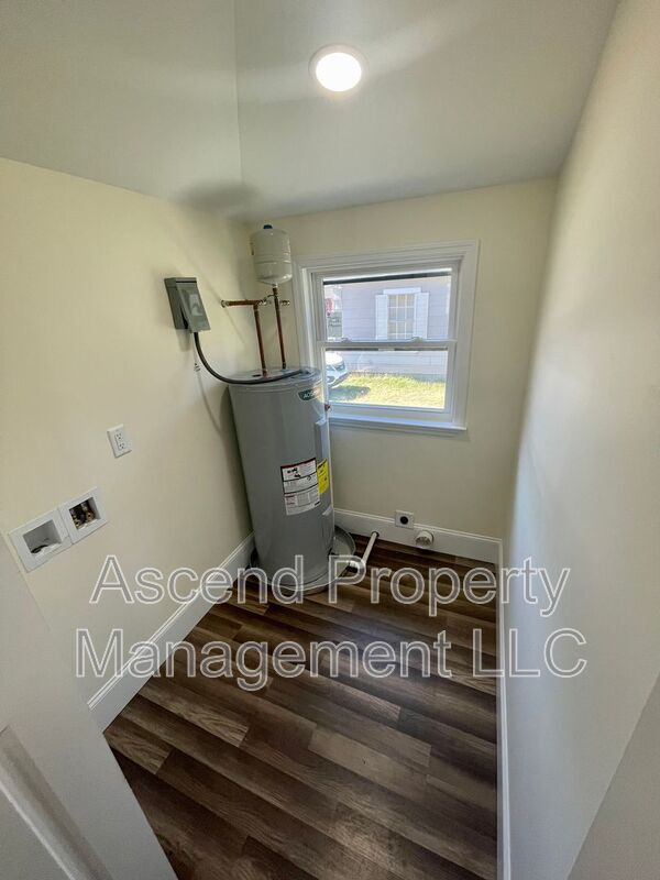 Building Photo - 729 Henderson Ave