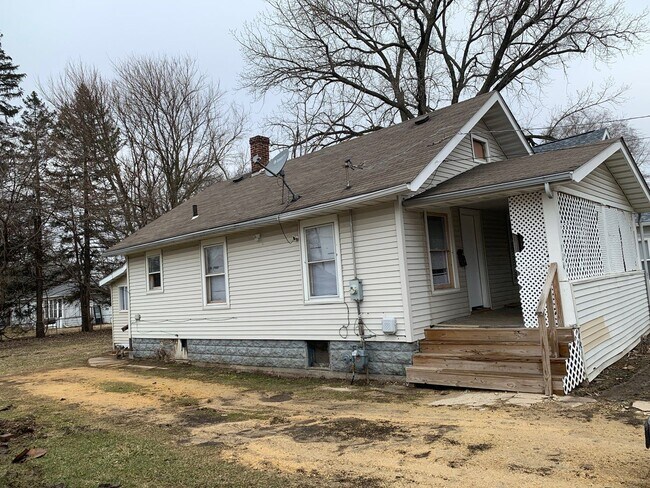 Primary Photo - 124 Burbank Ave W