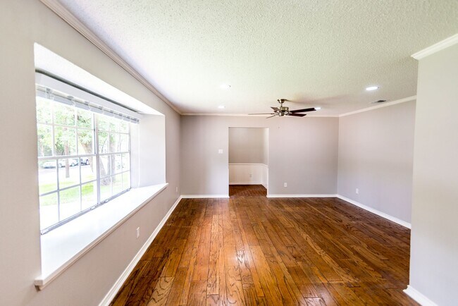 Building Photo - 1825 Courtney Dr