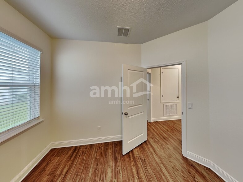 Building Photo - 1372 Celery Ave